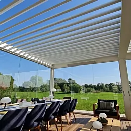 Realizácia dvojitého terasového prestrešenia Renson Camargue s tieniac...
